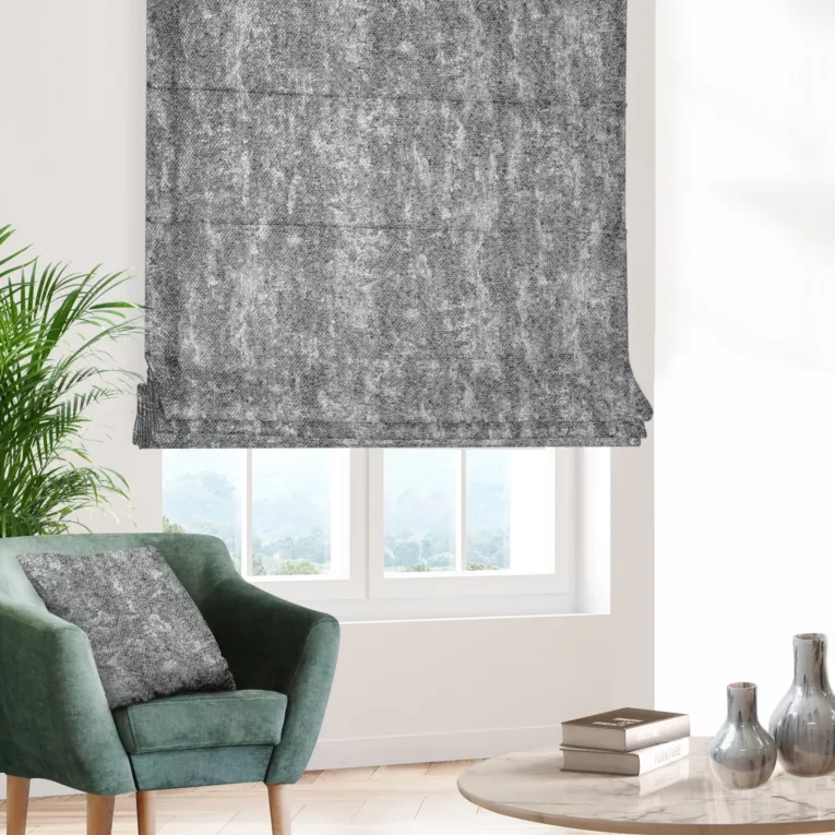 Roleta rzymska popielato srebrzysta z tkaninay o grubym, naturalnym splocie z delikatnym połyskiem