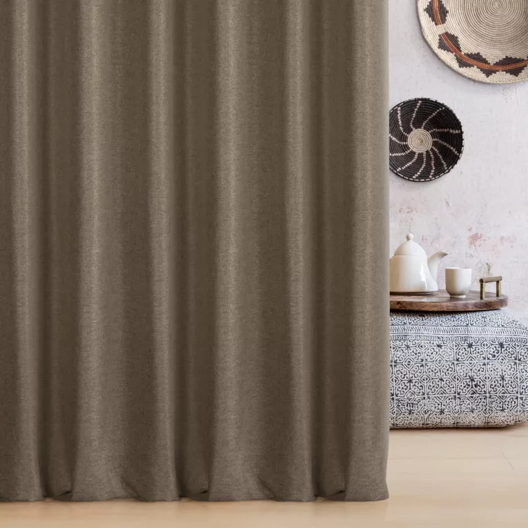 Zasłona szyta na taśmie 5 cm jasnobrązowa o naturalnym charakterze, z widocznym, ozdobnym splotem