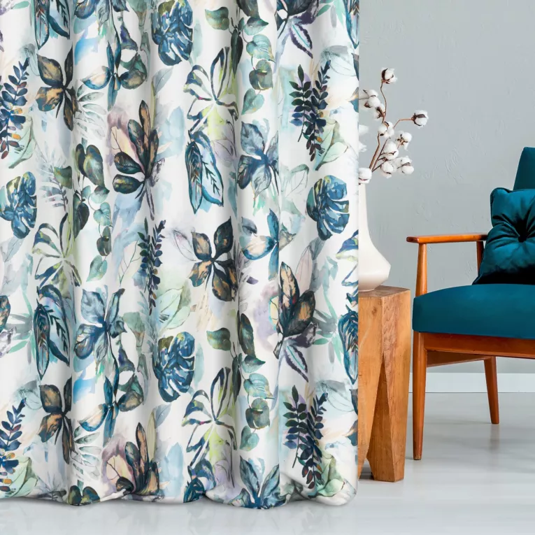 Zasłona szyta na taśmie 5 cm niebiesko zielona z tkaniny o naturalnym splocie z nadrukowanym kwiatowym wzorem