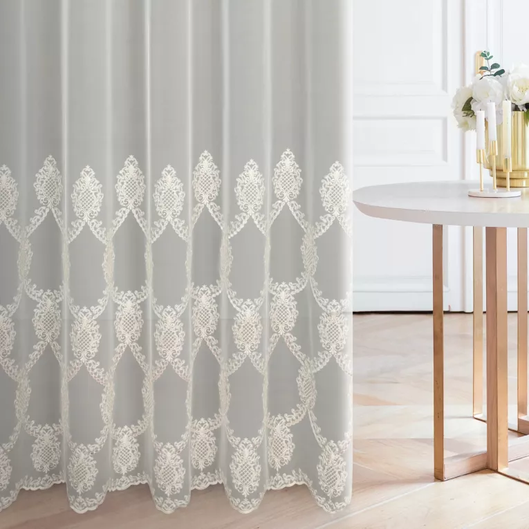 Tkanina firanowa delikatna mikrosiateczka z ornamentowym haftem z dziurkami