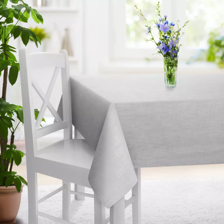 Obrus szyty jasnosrebrno srebrzysty z tkaniny o luźnym splocie, z połyskliwym nadrukiem w stylu glamour Italissima Eva Minge