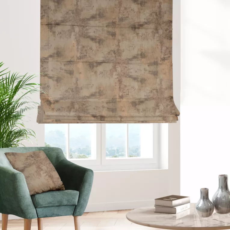 Roleta rzymska beżowo złocista z miękkiej, welwetowej tkaniny z nieregularnym wzorem i błyszczącym nadrukiem