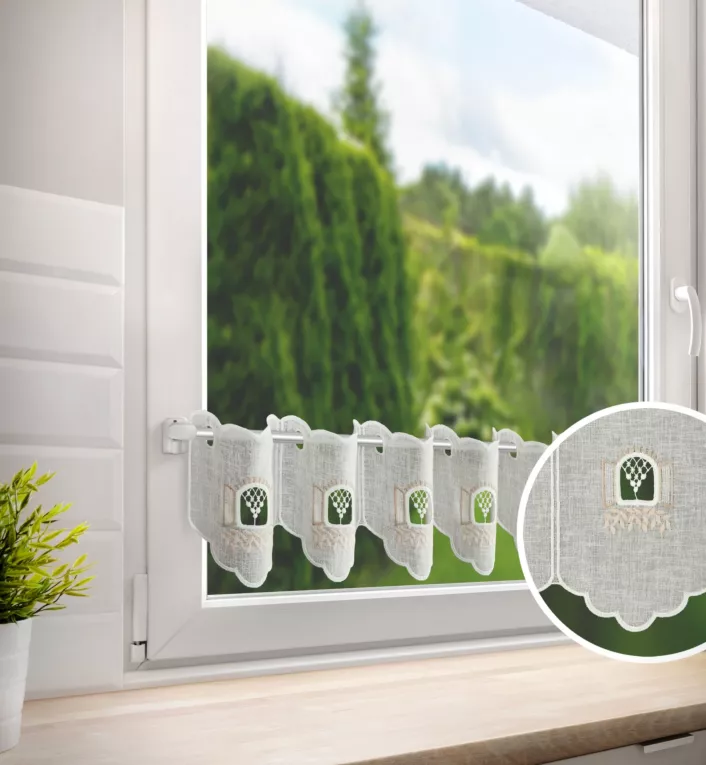 Tkanina firanowa zazdrostka z etaminy zdobiona motywem ażurowego okna