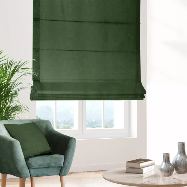 Roleta rzymska ciemnozielona z tkaniny z dodatkiem połyskującej nici, z widocznym ozdobnym splotem