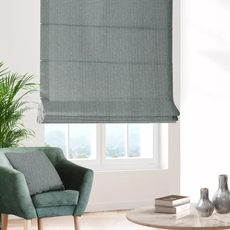 Roleta rzymska popielato miętowa z eleganckiej tkaniny w nieregularny drobny wzór