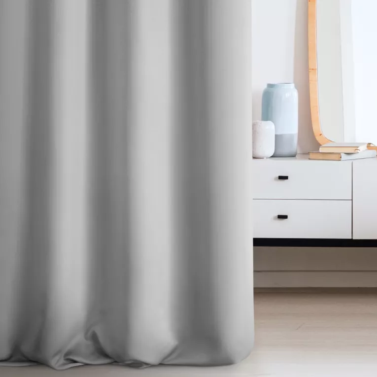 Zasłona szyta na taśmie 5 cm szara z gładkiej tkaniny zaciemniającej typu dimout