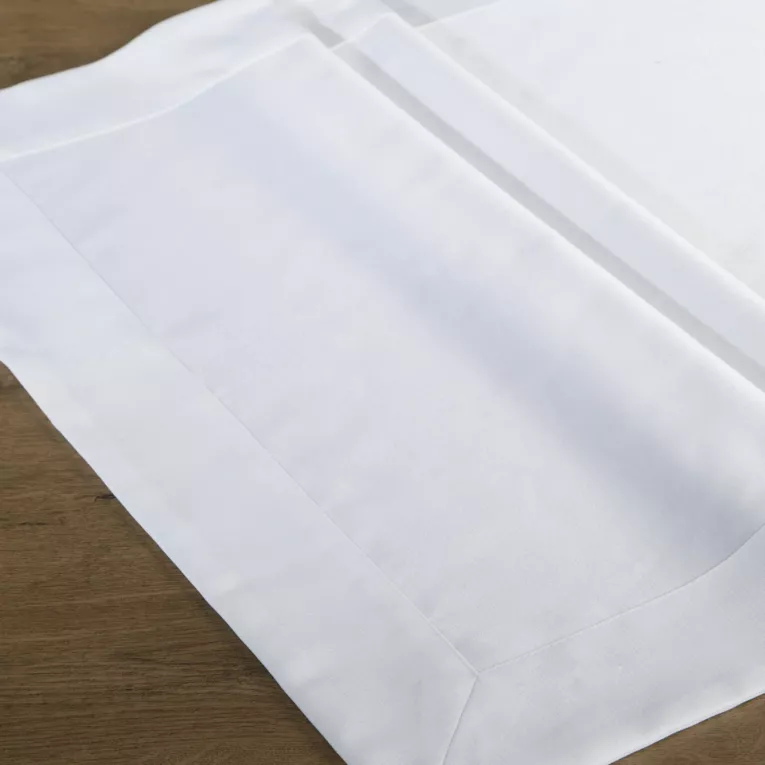 Bieżnik na stół biały 85x85 cm MILA zdobiony delikatnie nabłyszczaną listwą w eleganckim opakowaniu