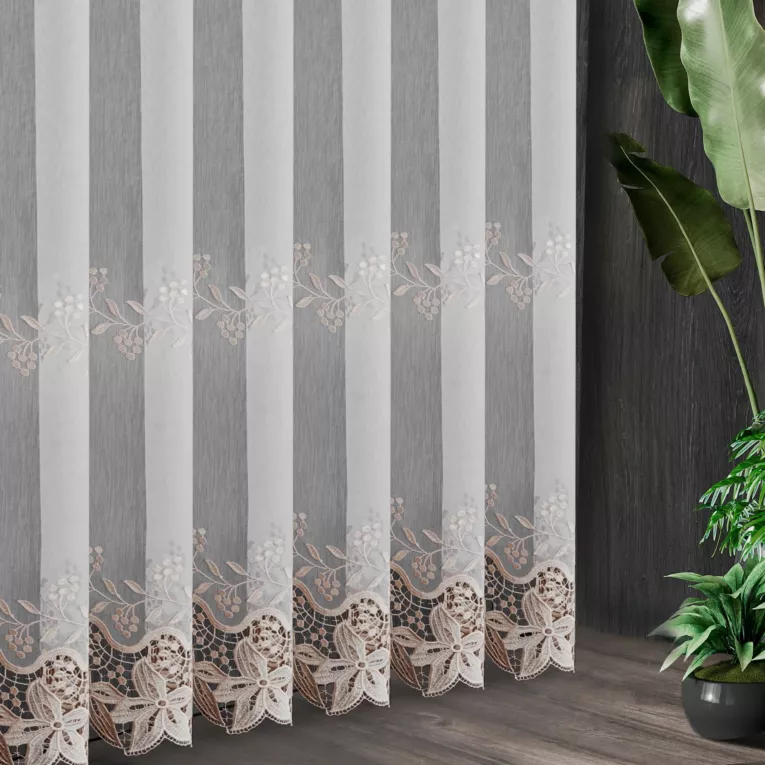 Tkanina firanowa typu aden,  zdobiona roślinnym haftem i jednym pasem gipiury