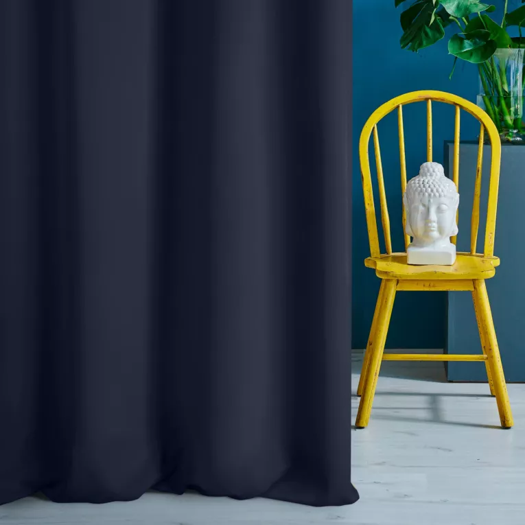 Zasłona szyta na taśmie 5 cm ciemnogranatowa z gładkiej tkaniny typu blackout