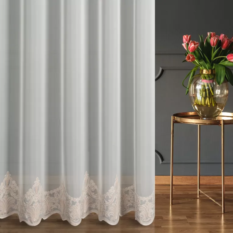 Firana szyta na taśmie 5 cm kremowo beżowa z miękkiej, matowej krepy zdobionej łańcuszkowym haftem z wzorem ornamentowym