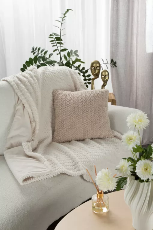 Narzuta-koc kremowy 130x170 cm z przyjemnego futerka LARIS