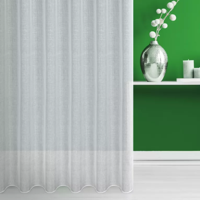 Tkanina firanowa matowa, półprzezroczysta z błyszczącymi pionowymi paseczkami, wykończona szwem obciążającym