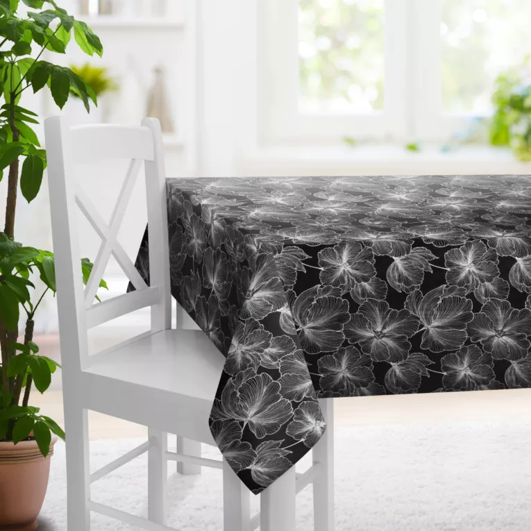 Obrus szyty czarno srebrny z tkaniny welwetowej zdobionej delikatnie połyskującym drukiem
