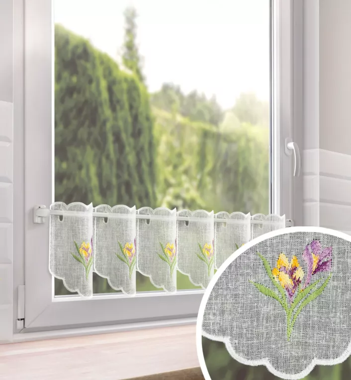 Tkanina firanowa zazdrostka zdobiona haftem krokusów