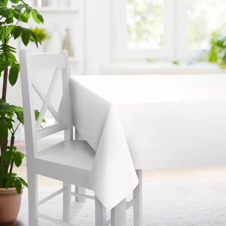 Obrus szyty biały z miękkiej tkaniny w drobny wzór jodełkowy