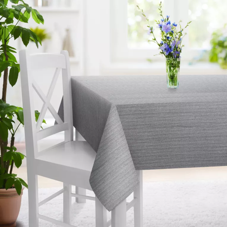Obrus szyty jasnoszary z tkaniny z efektem melanżu wykończona obciążnikiem