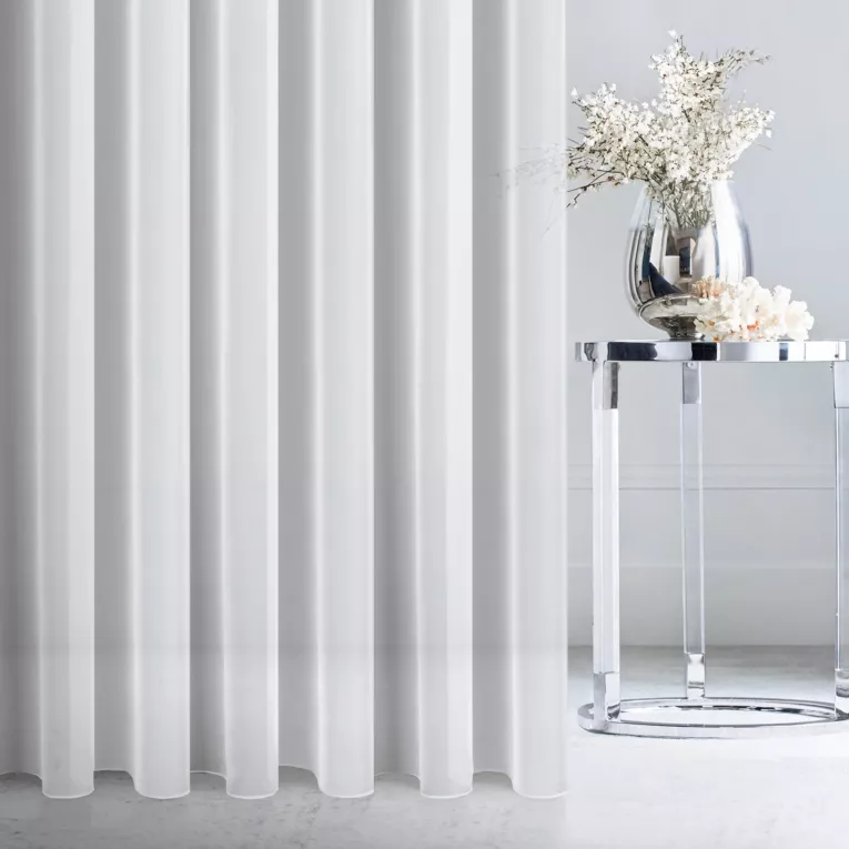 Tkanina firanowa mleczny woal o półprzezroczystej strukturze zakończona szwem obciążającym