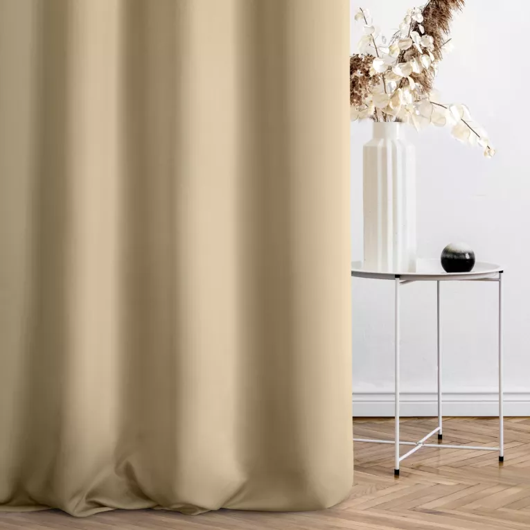 Zasłona szyta na taśmie 5 cm beżowa z gładkiej tkaniny zaciemniającej typu dimout