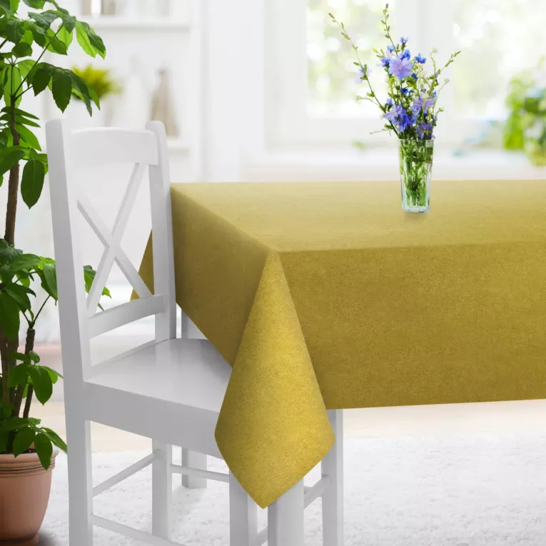 Obrus szyty musztardowy z miękkiej w dotyku tkaniny szenilowej
