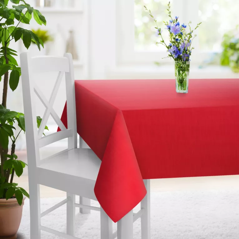 Obrus szyty czerwony z miękkiej tkaniny o naturalnym splocie w stylu ekologicznym