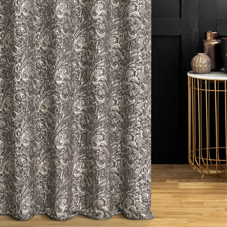 Zasłona szyta na taśmie 5 cm brązowo beżowa z miękkiej tkaniny szenilowej z ornamentowym wzorem