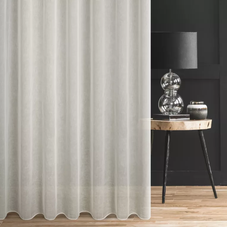 Firana szyta na przelotkach kremowa z miękkiej, matowej tkaniny nie wymagającej prasowania, z efektem kreszowania