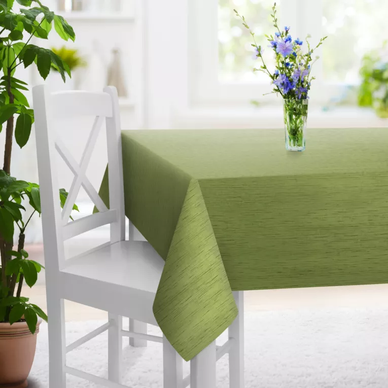 Obrus szyty jasnozielony z tkaniny welwetowej w pionowe prążki, wykończona obciążnikiem