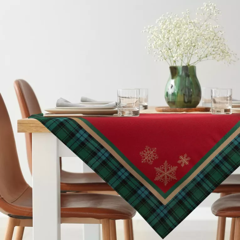 Bieżnik na stół czerwono, zielony 90x90 cm gobelinowy CHERRY z motywem złotych śnieżynek i ozdobną kantą w kratę
