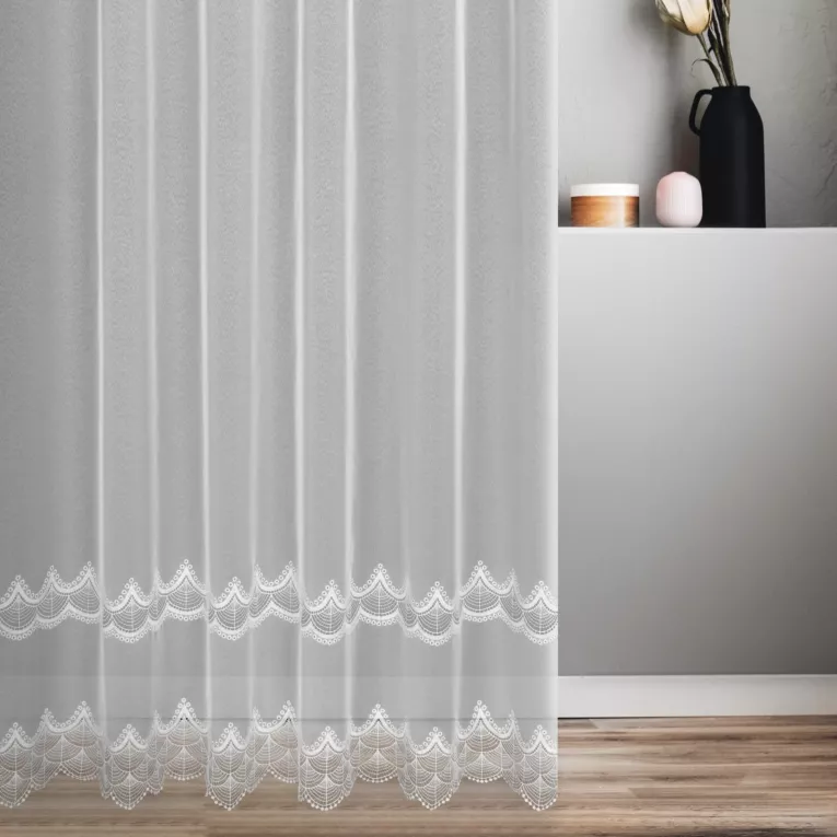 Firana szyta na taśmie 5 cm biała z matowej markizety zdobionej dwoma pasami aplikacji