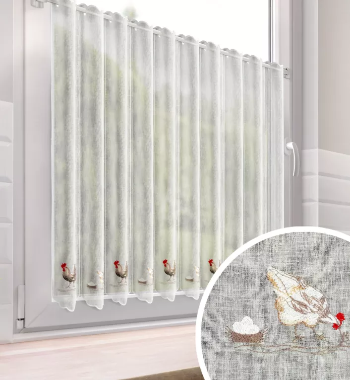 Tkanina firanowa zazdrostka zdobiona haftem uroczych kogutów