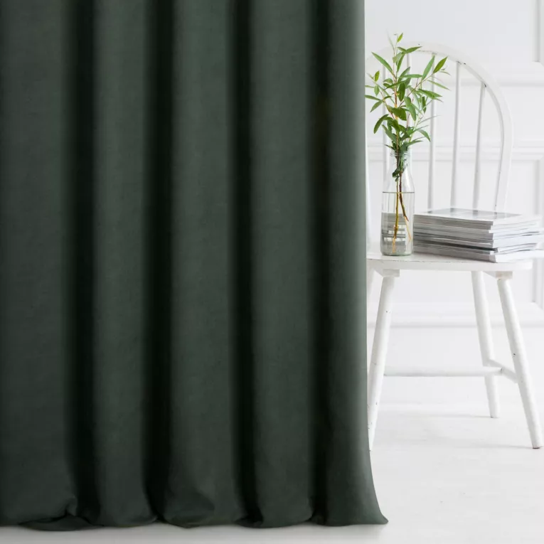 Zasłona szyta na taśmie 5 cm DORA - HIT ciemnozielona z miękkiej tkaniny o welurowej strukturze
