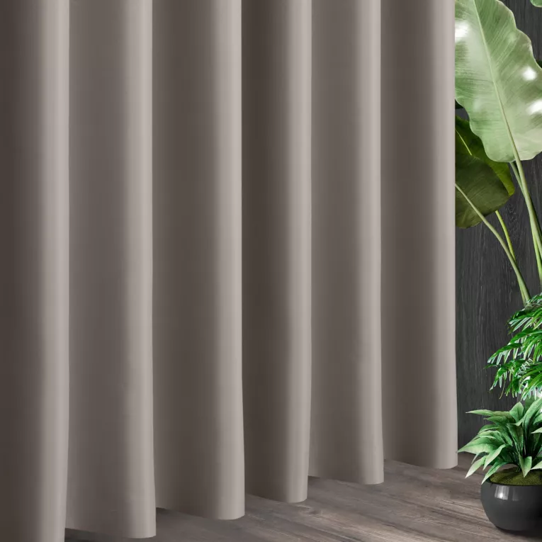 Tkanina zasłonowa gładka z gatunku blackout