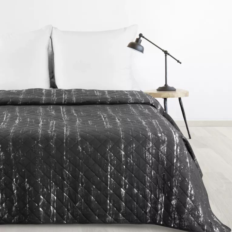 Narzuta grafitowo, srebrna 220x240 cm zdobiona przecieranym wzorem i pikowana metodą hot press BLINK 1 Design 91