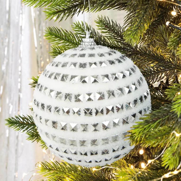 Bombka choinkowa o mrożonej powierzchni zdobiona srebrnymi dżetami