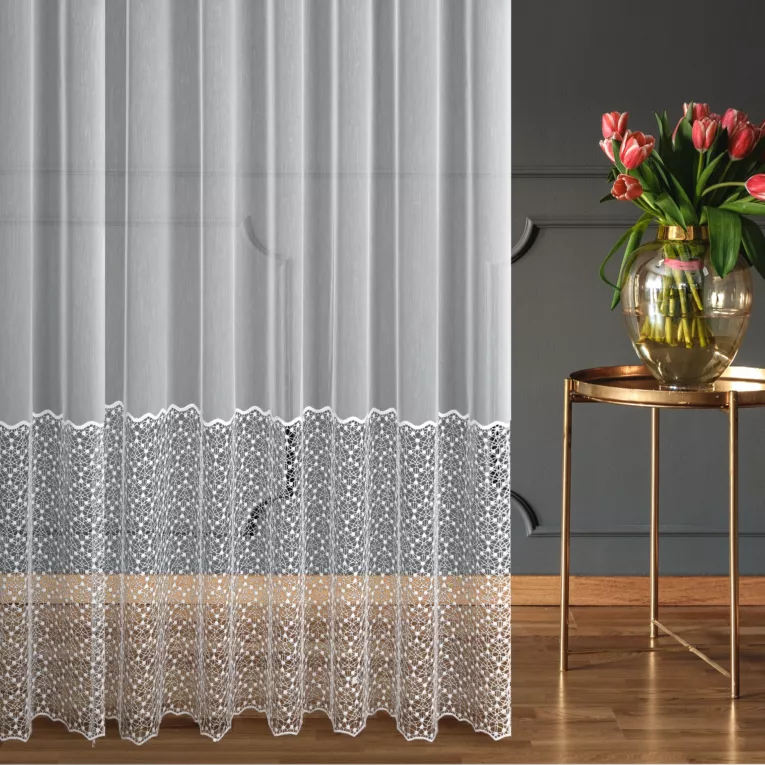 Firana szyta na taśmie 5 cm biała z matowej tkaniny typu aden zdobiona aplikacją