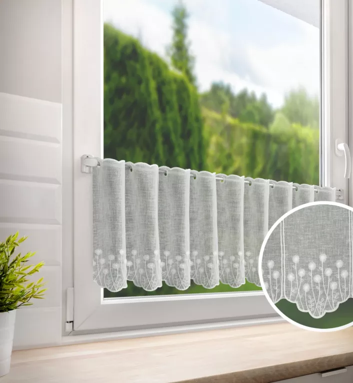 Tkanina firanowa zazdrostka z etaminy zdobiona haftem letnich kwiatów