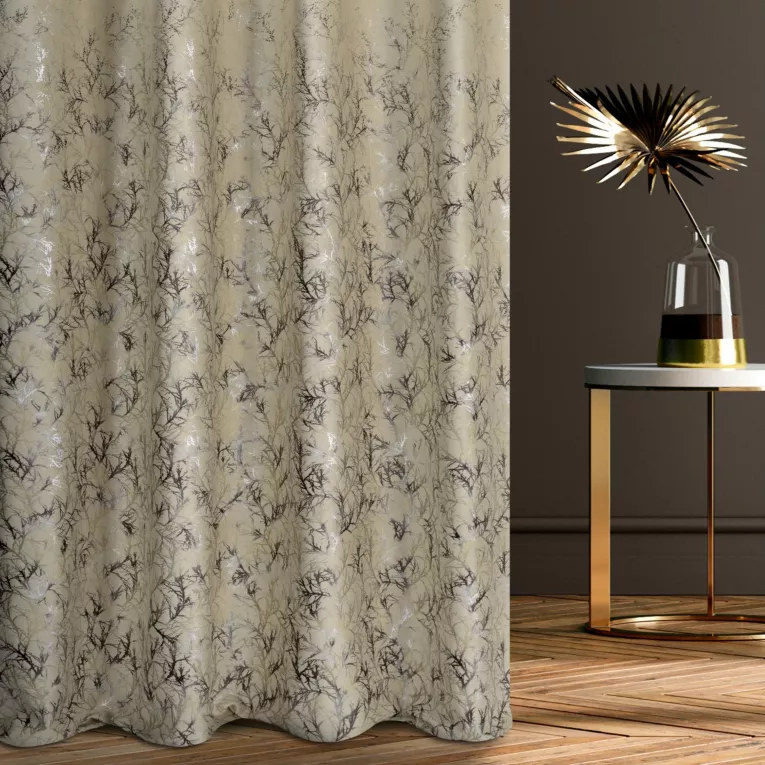 Zasłona szyta na taśmie 5 cm beżowo szampańska z welwetowej tkaniny z błyszczącym nadrukiem od dołu