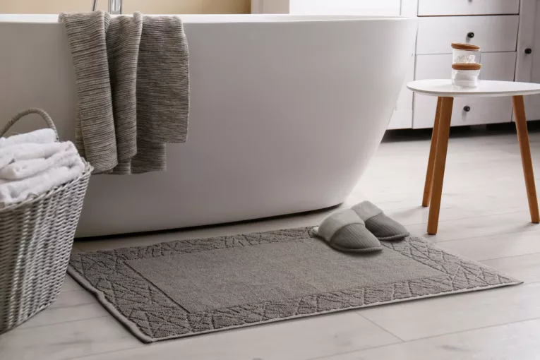 Dywanik łazienkowy NIKA z bawełny, dobrze chłonący wodę z geometrycznym wzorem wykończony błyszczącą nicią