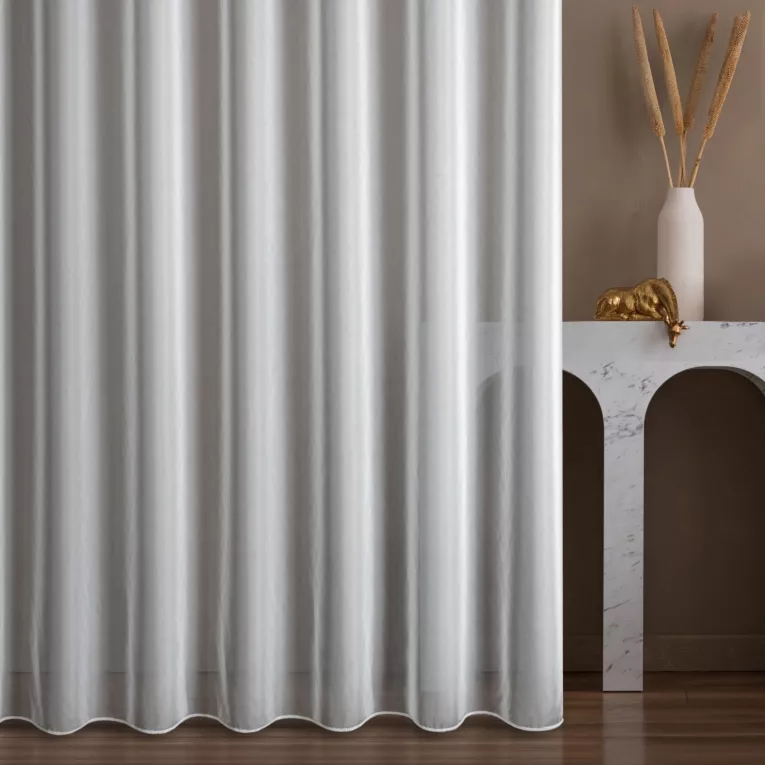 Firana szyta na taśmie 8 cm biała z matowej tkaniny z efektem drobnego deszczyku , wykończona obciążnikiem