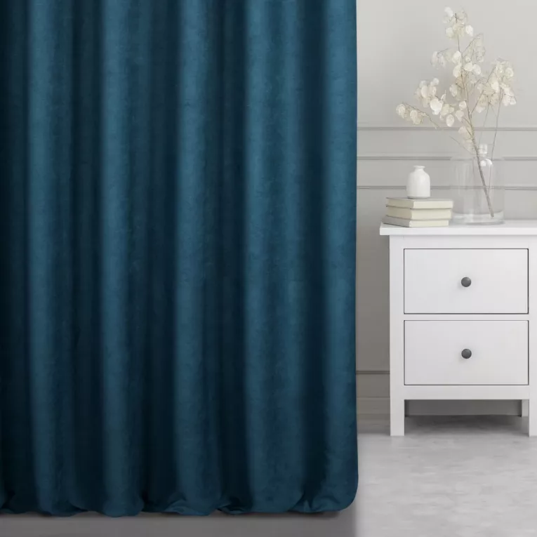 Zasłona szyta na flexach granatowa z miękkiej tkaniny o welurowej strukturze i wyraźnym splocie