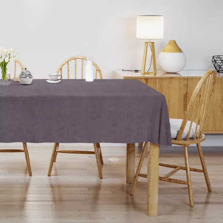 Obrus szyty DORA - HIT fioletowy z miękkiej tkaniny o welurowej strukturze