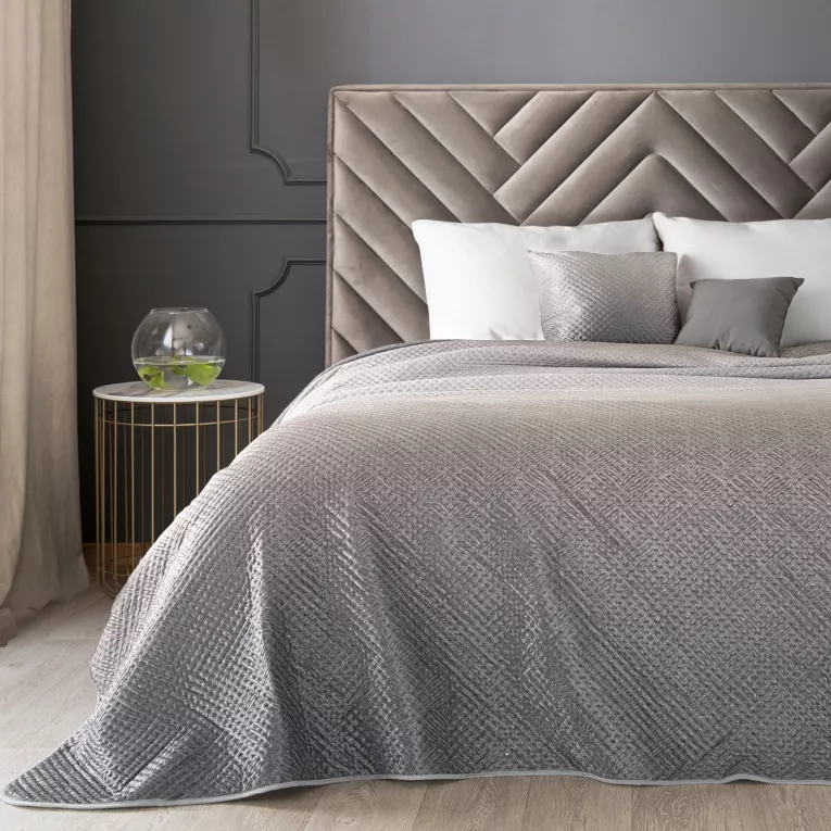 Narzuta welwetowa zdobiona cekinami i lśniącym brokatem, pikowana metodą hot press