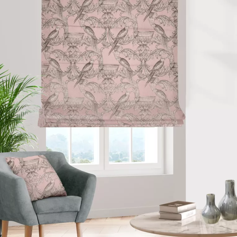 Roleta rzymska pudrowo różowa z miękkiej szlachetnej tkaniny z oryginalnym wzorem