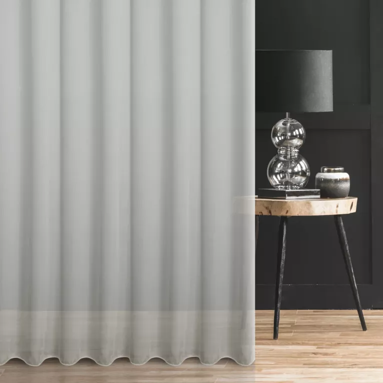 Firana szyta na przelotkach naturalna z supermiękkiej tkaniny o perłowym połysku, wykończona obciążnikiem