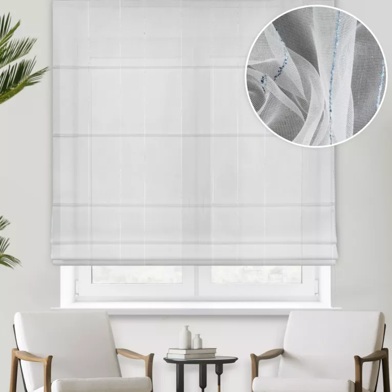 Roleta rzymska biało niebieska w stylu eko, z efektem deszczyku, zdobiona pionowymi paseczkami, wykończona obciążnikiem