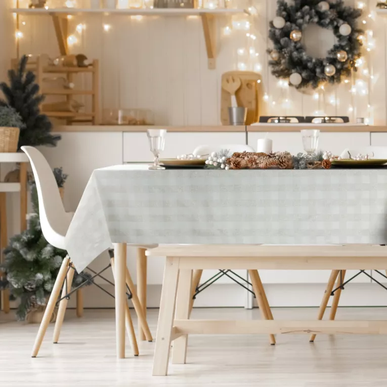 Obrus kremowy 135x180 cm z żakardowej tkaniny FLASH w krateczkę przetykany jasnozłotą nicią