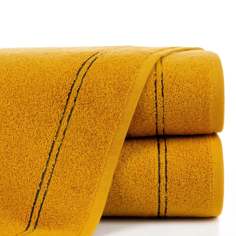 Ręcznik klasyczny podkreślony dwoma delikatnymi paseczkami