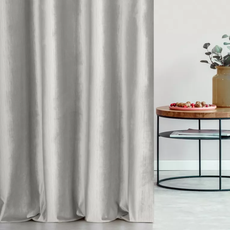 Zasłona szyta na taśmie 5 cm stalowa z tkaniny welwetowej w pionowe prążki, wykończona obciążnikiem