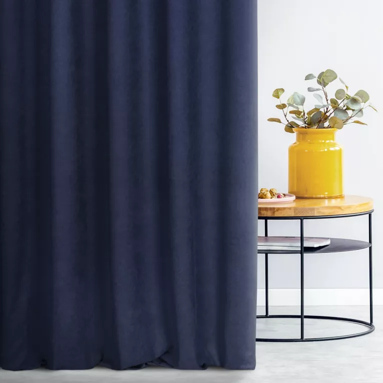 Zasłona szyta na taśmie 5 cm ADESSA granatowa z miękkiej tkaniny o welurowej strukturze