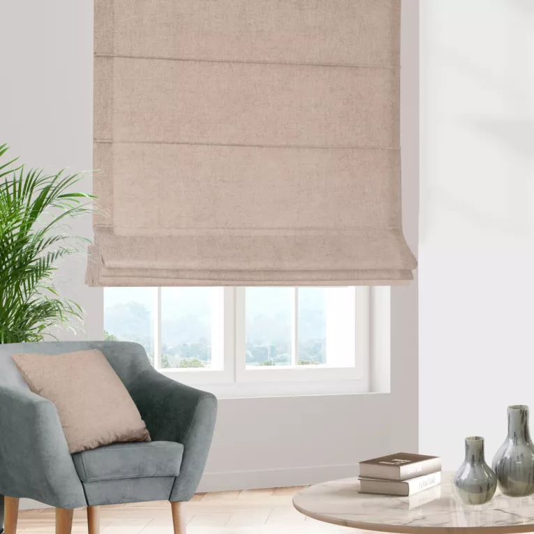 Roleta rzymska pudrowo różowa z miękkiej w dotyku tkaniny szenilowej